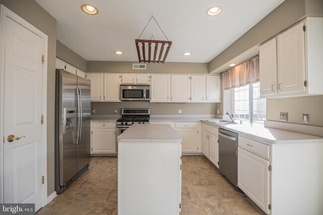 Building Photo - 6 Columbine Pl