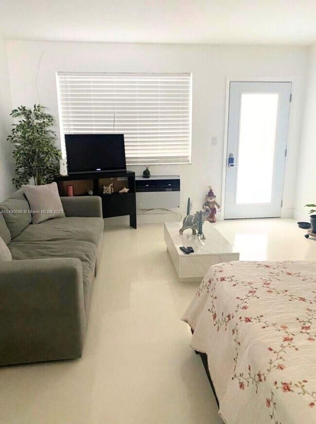 Foto del edificio - 6895 Byron Ave