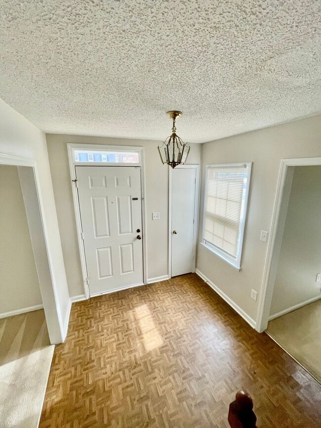 Building Photo - Welcome to this beautiful 5-bedroom, 2-bathroom home located in the vibrant city of Charlotte, NC