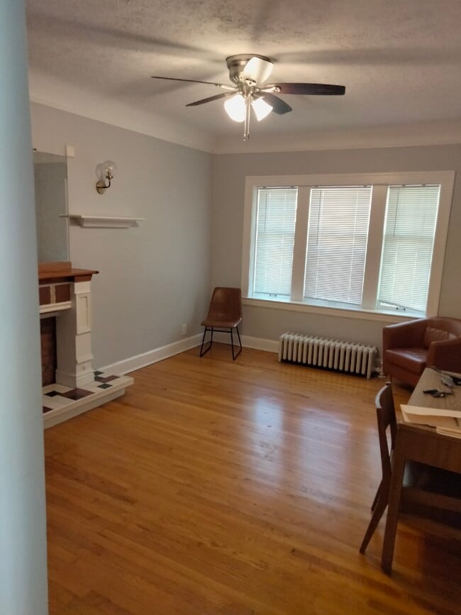 Building Photo - 1220 W 104th St