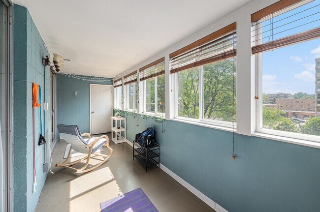 Foto del edificio - Spacious 1 bedroom home in the heart of Ha...