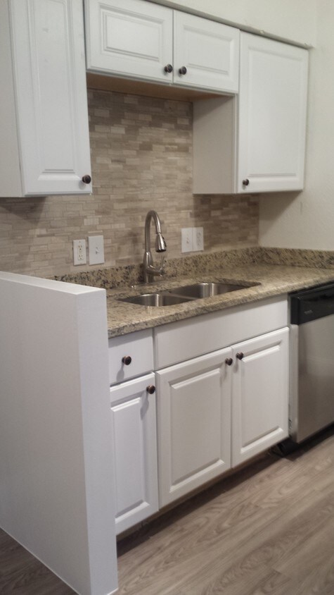 Foto principal - 5305 Edgewater Dr
