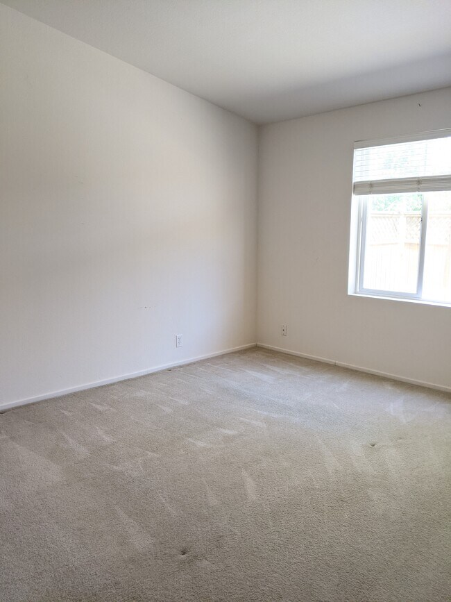 Building Photo - 351 Lark Dr