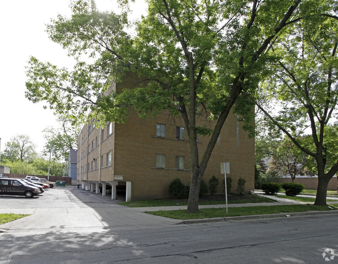 Building Photo - 3620 W Kilbourn Ave