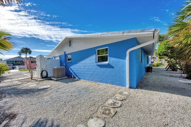 Building Photo - *Annual*  Beautiful! 3 bedroom home with d...