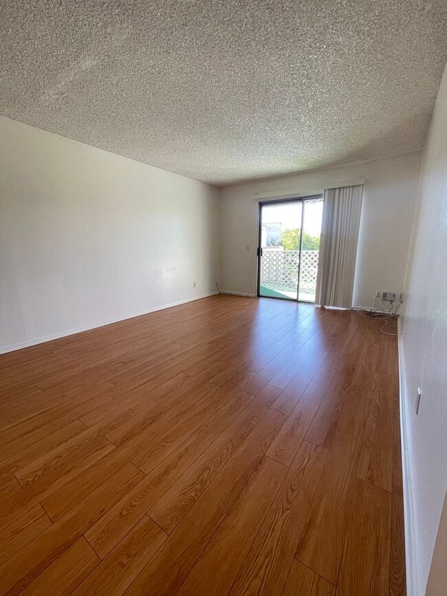 Building Photo - Spacious 1Bedroom/ 1 Bath Unit