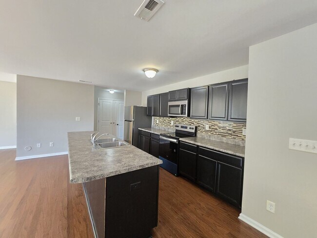 Foto del edificio - Beautiful Home Available for Rent in Charl...