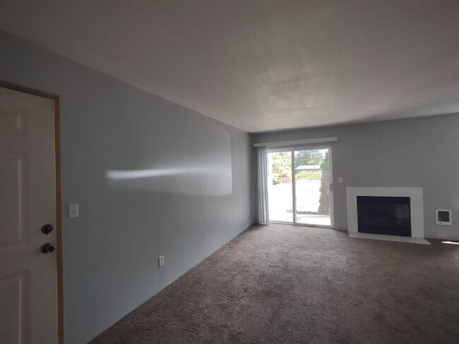 Foto del edificio - Ground Floor 2 BR 2BA with Storage & w/d
