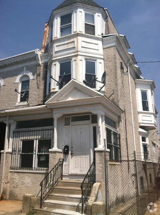 Building Photo - 5617 W Girard Ave