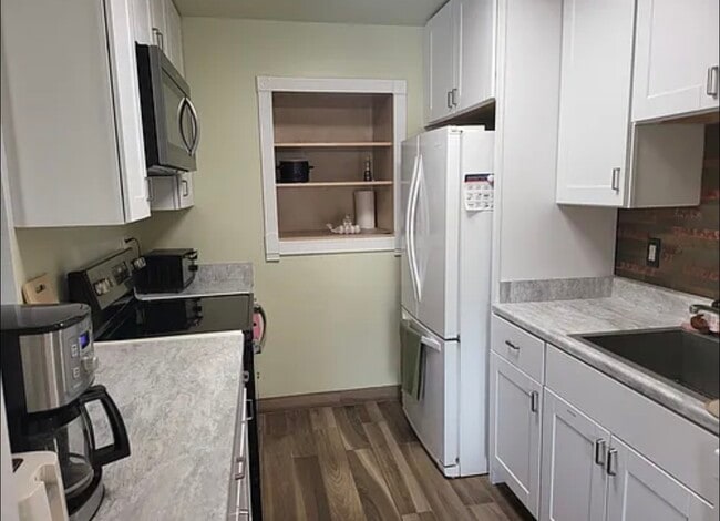 Cocina renovada con despensa - 1205 Centaur Cir