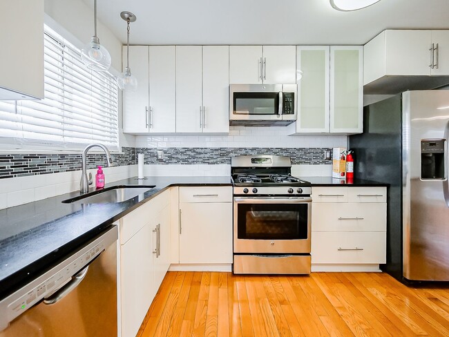Foto del edificio - Stylish Living Meets Everyday Comfort in Royal Oak