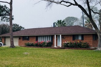 Building Photo - 2515 Baycrest Dr