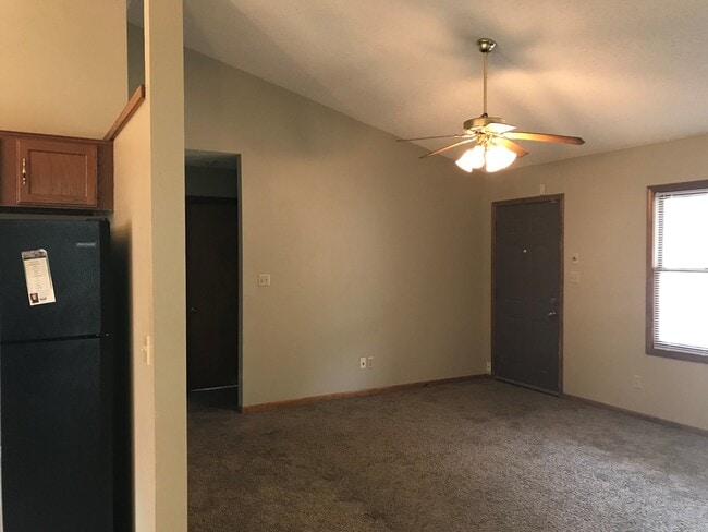 Building Photo - TALL CEILINGS! GREAT LOCATION!