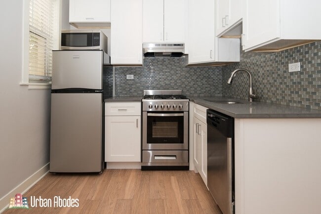 Building Photo - 535 W Belmont Ave