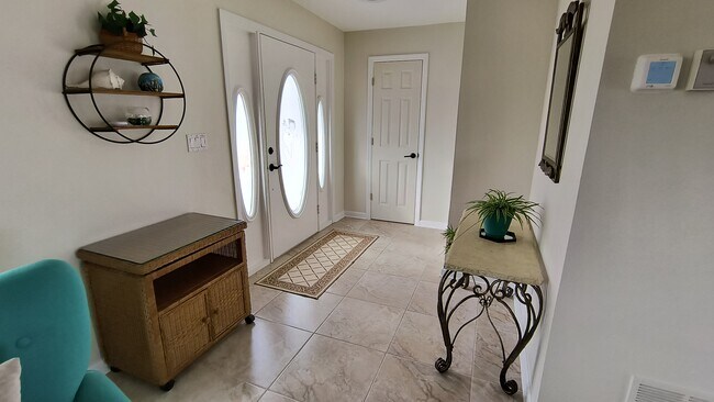 Building Photo - 910 Juno Dr