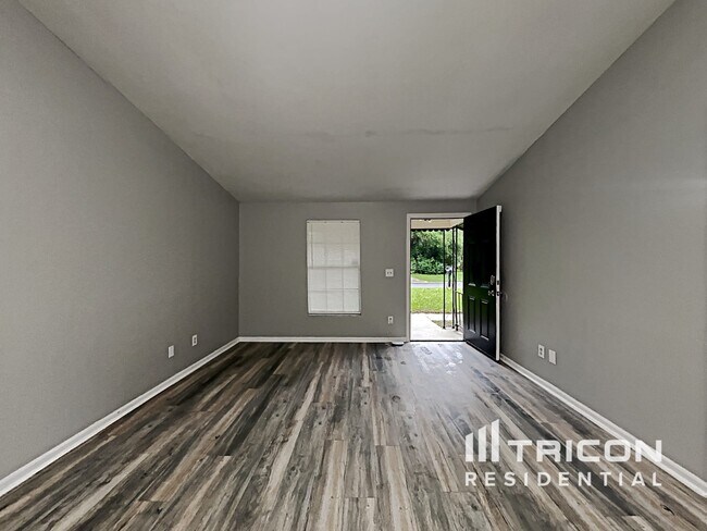 Foto del edificio - 2130 Timber Creek Ct S