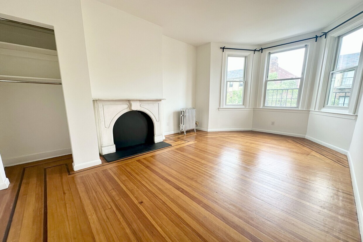 Photo - 33-12 28th St (Queens, NY)