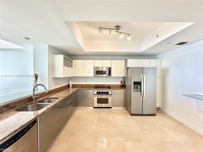 Building Photo - 3 br, 3 bath House - 3330 NE 190th St Apt ...