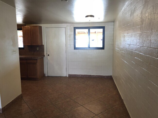 Building Photo - 5526 S 13th Ave