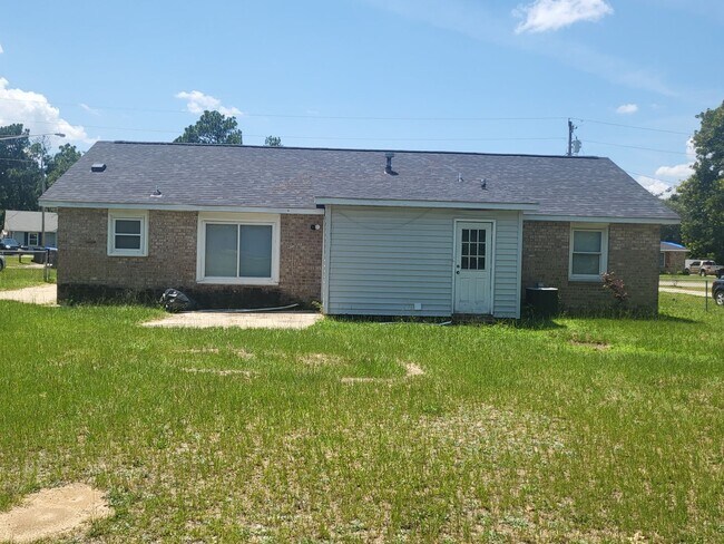 Foto del edificio - 3 bdroom 1.5 bath off Tobacco Rd