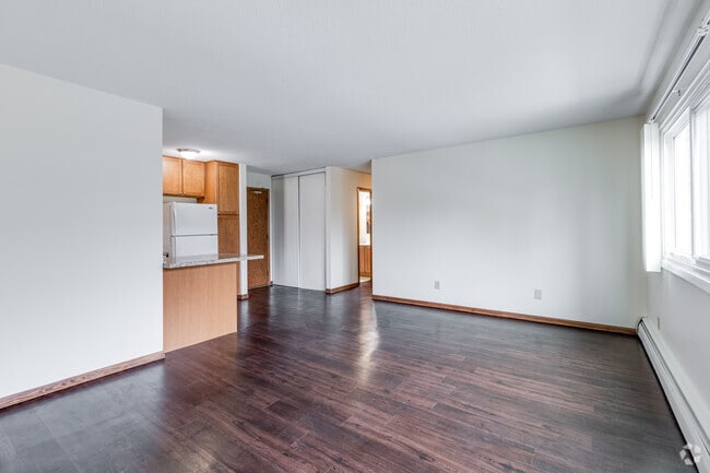 3BR, 1.5BA - 1000SF - Living - 3030 Irving