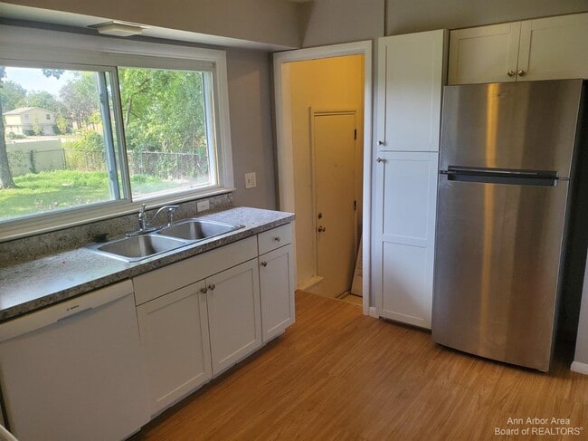 Building Photo - 2554 Crystal Dr