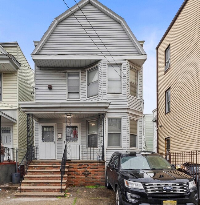 Building Photo - 313 Chapel Ave