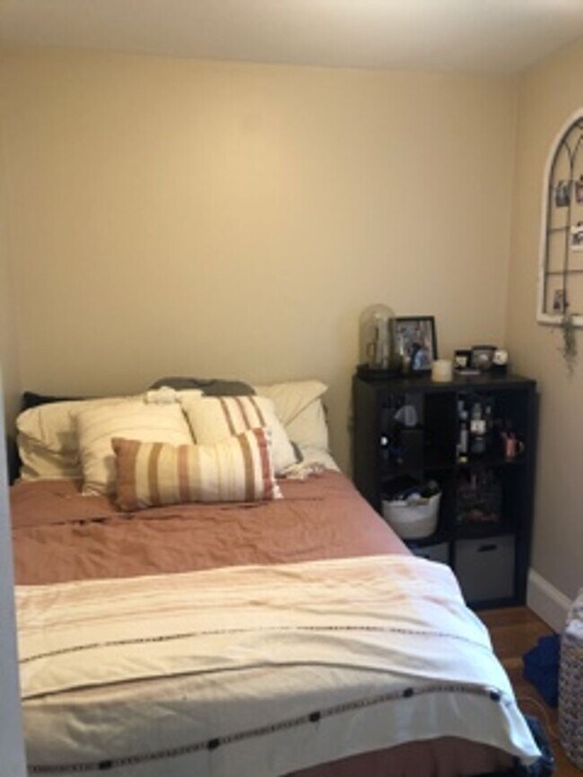 Building Photo - VERY NICE ONE BED IN NORTH END!!