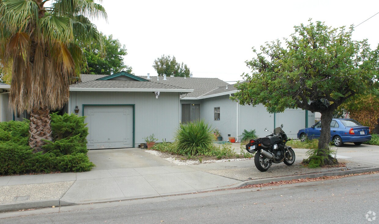 Foto principal - 3143-3145 Trinity Pl