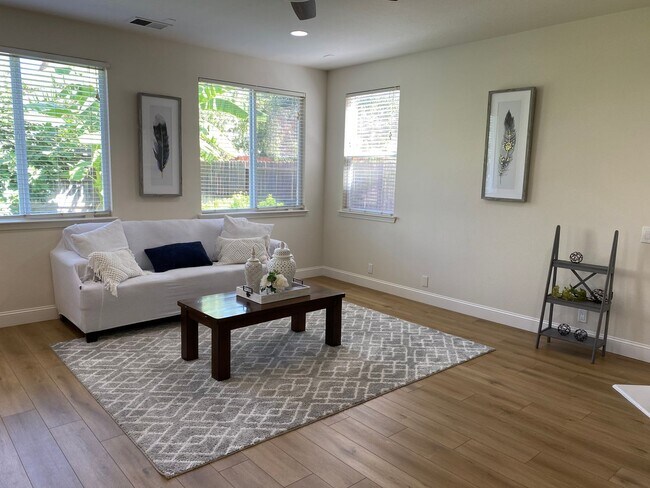 Foto del edificio - BEAUTIFUL TWO STORY MERCED HOME FOR RENT!