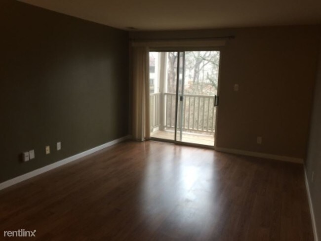 Building Photo - 701 Ridgeside Dr
