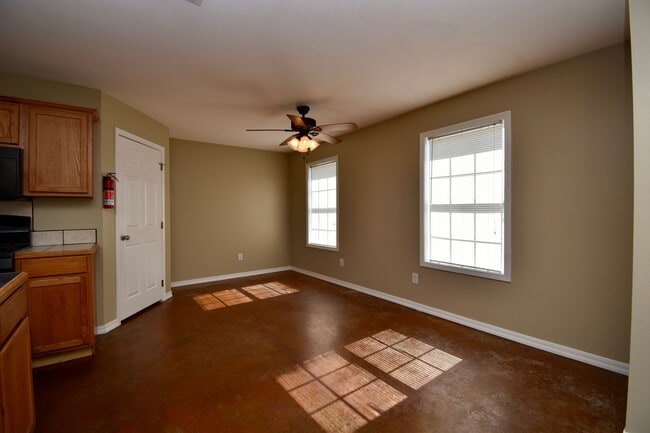 Building Photo - 3 Bedrooms, 3 Bathrooms, & Close to Campus...