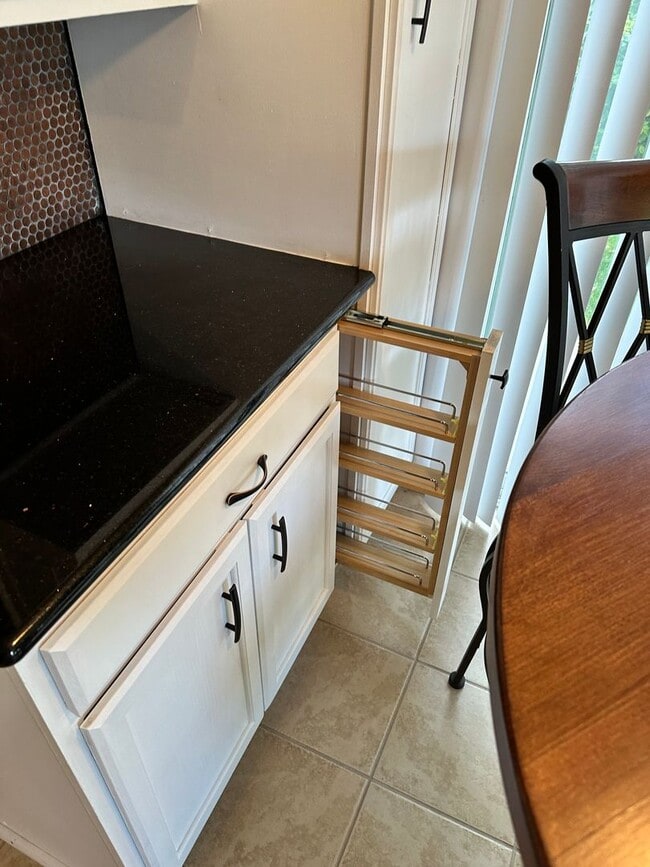 Foto del edificio - 3 Bedroom 2 Bath Townhome with Gas Fireplace, community pool, lots of storage