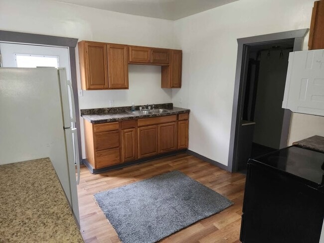 Kitchen - 1111 University Ave