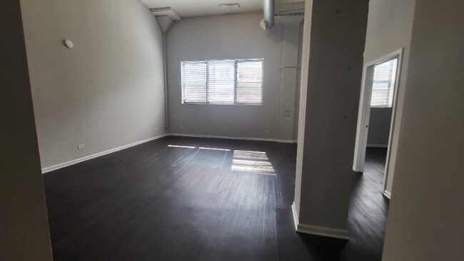 Foto del edificio - 5822 N Western Ave
