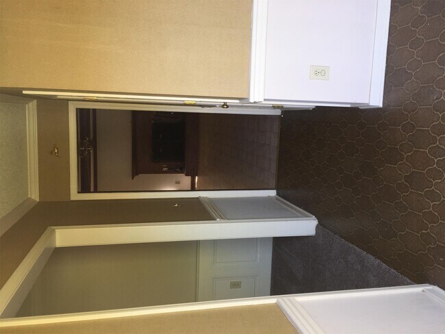 Building Photo - 1613 Springridge Dr