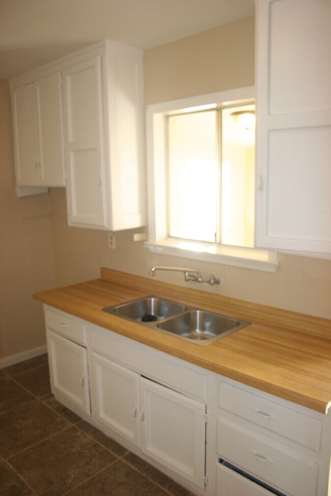 Foto del edificio - 3 bd 1 bath Southeast 93307 Mt. Vernon & V...