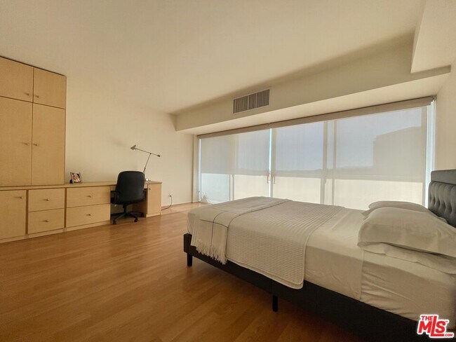 Foto del edificio - 999 N Doheny Dr