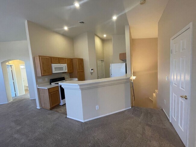Building Photo - TOWN HOME IN GATED COMMUNITY
