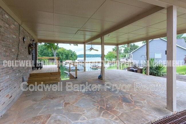 Foto del edificio - 165 Lakeshore Ct