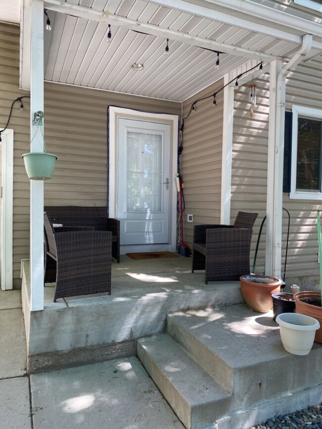 Building Photo - Cute Two-Story Home w/ One-Car Garage and ...