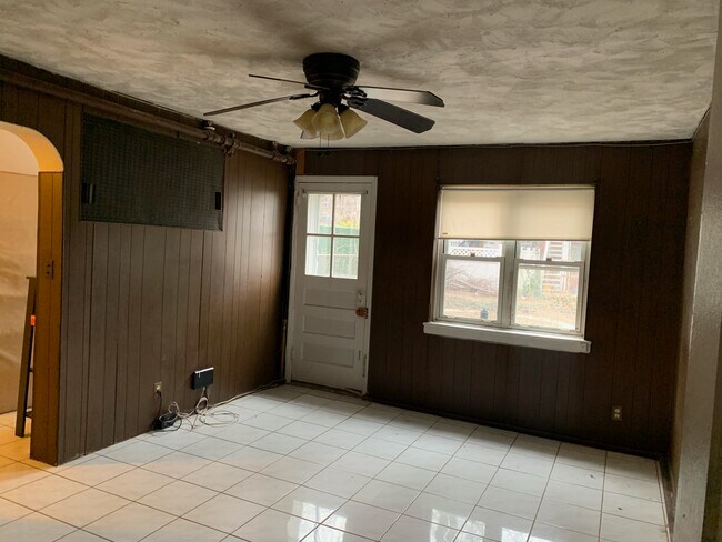 Habitación grande frente al patio trasero. - 9007 70th Dr