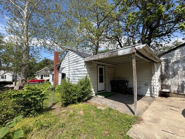 Building Photo - 1400 S Westmoreland Ave