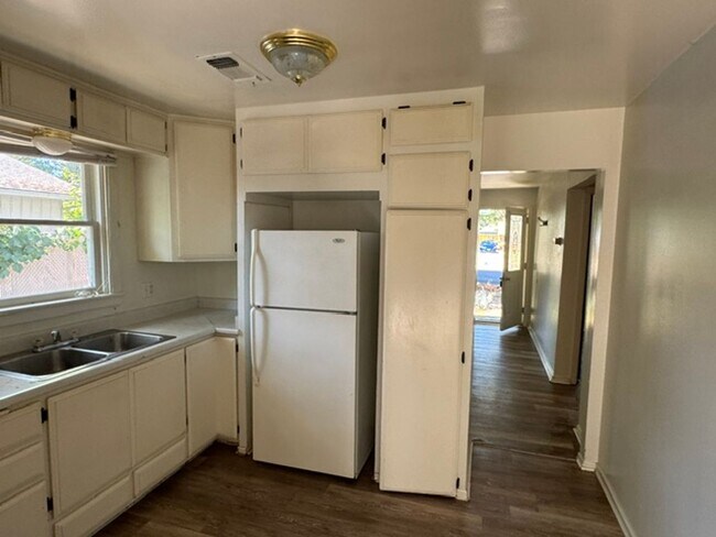 Foto del edificio - SINGLE FAMILY HOME WITH BONUS ROOM OFF THE DETACHED GARAGE- GARDNERS DREAM