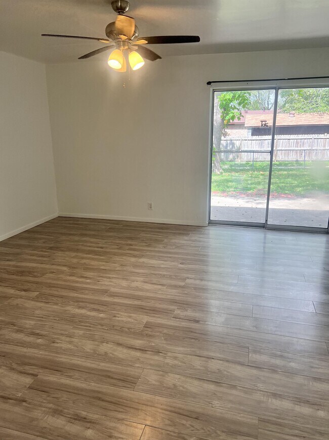 Photo - 1405 E Park Dr House