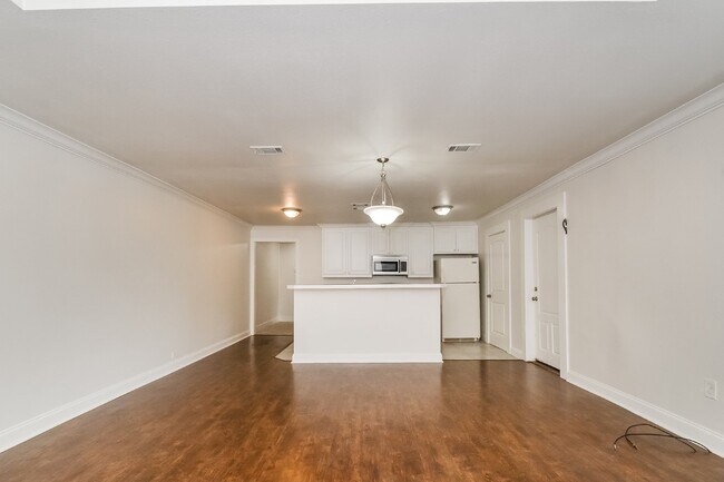 Foto del edificio - "Charming 2-Bedroom, 2-Bath Duplex in Prime Sherman Location – Your Perfect Home Awaits at 814 W....