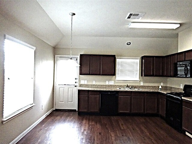 Foto del edificio - 5911 Brenwood Trails Ln