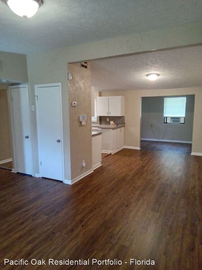 Building Photo - 3 br, 1.5 bath House - 9327 Sibbald Rd