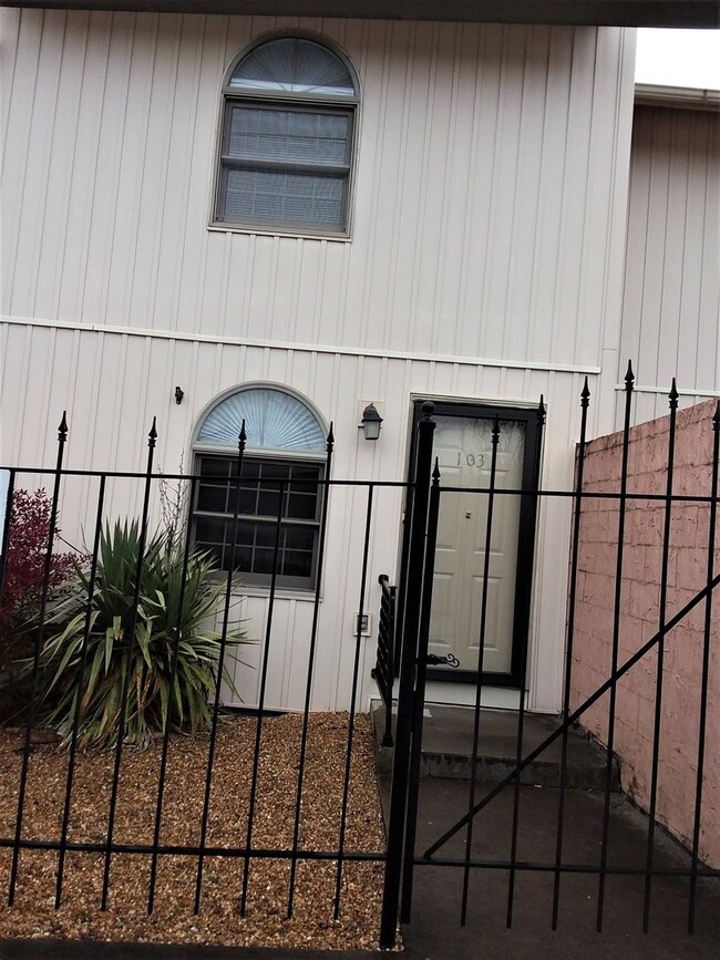 Building Photo - 2 Bedroom / 1.5 Bath Condo Kingsport TN