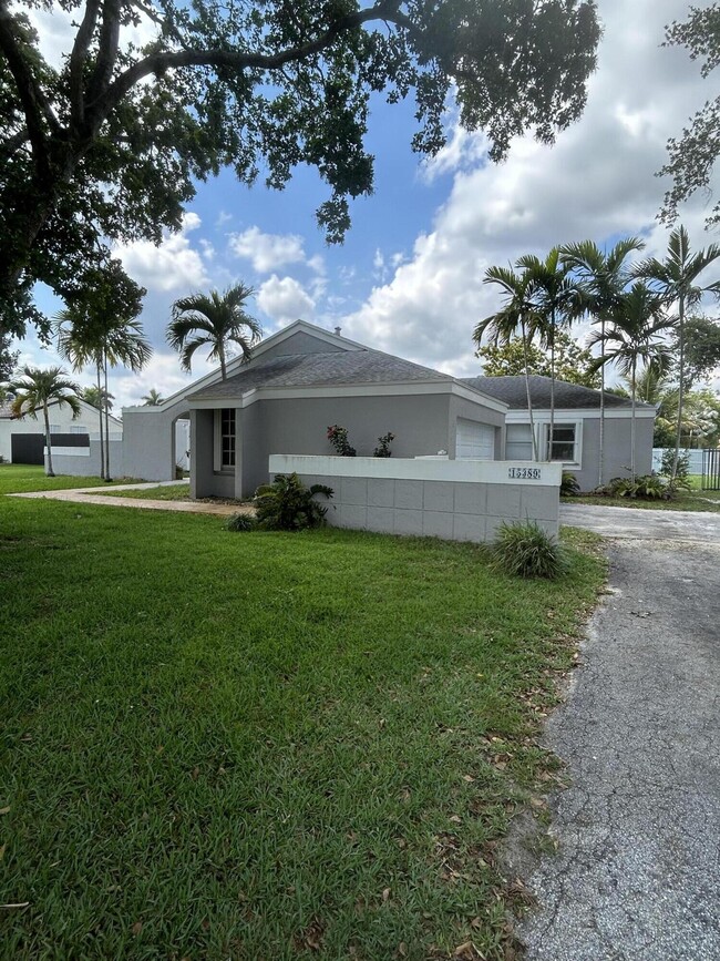 Foto del edificio - 15389 SW 153rd St
